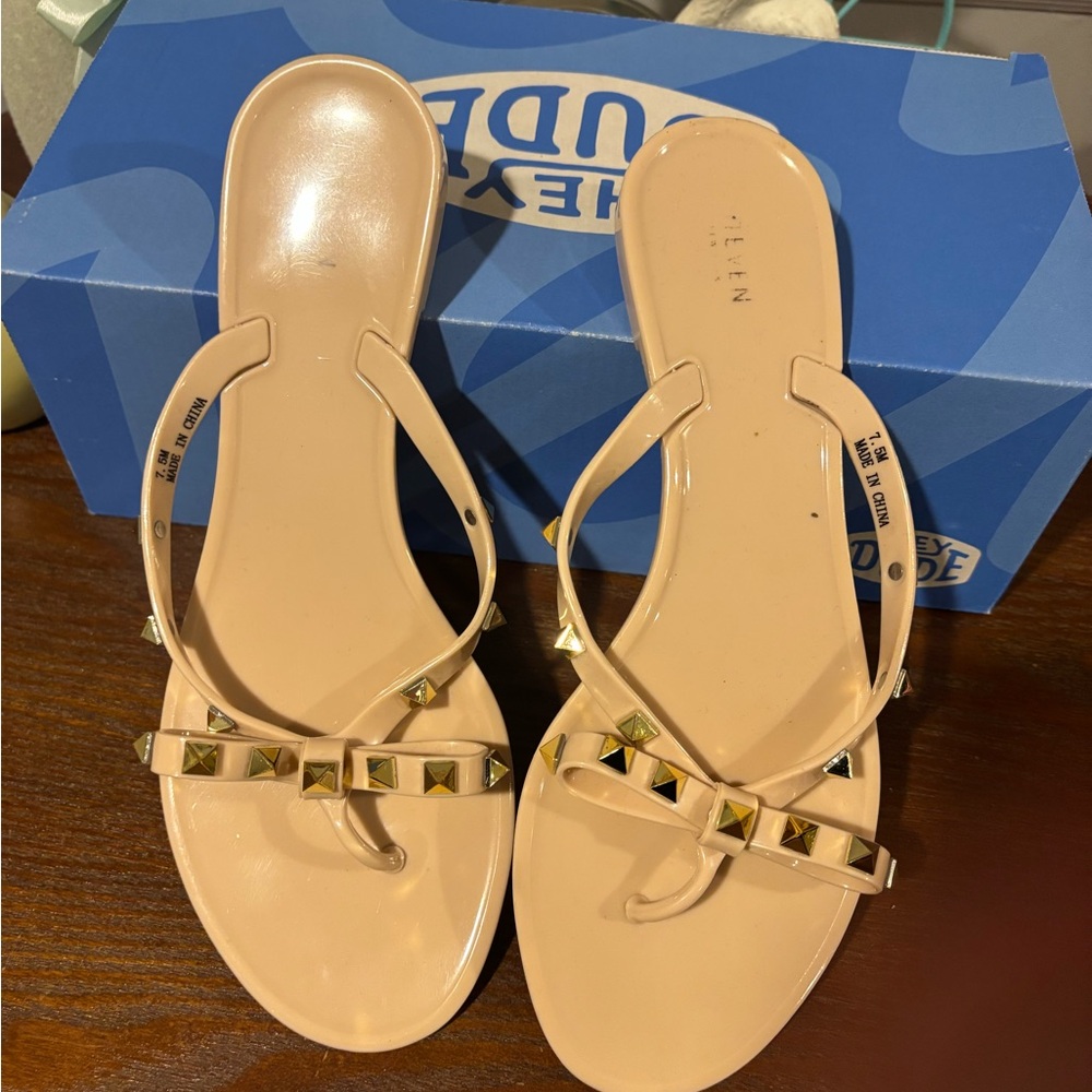 Women's Sandals Steve Madden Beige Gold Studded Flat Sandal - Size 7.5 worn 2x - Picture 3 of 8